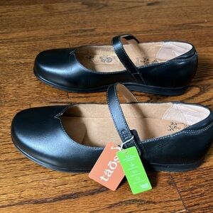 BRAND NEW, UNWORN Taos Chorus Black Leather Mary Jane’s 9.5